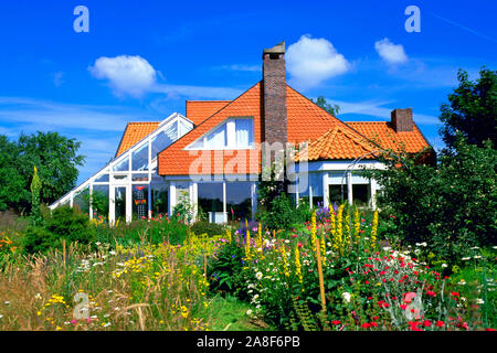 Modernes Einfamilienhaus mit Wintergarten Foto Stock