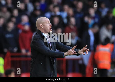 Il 2 novembre 2019, Bramall Lane, Sheffield, Inghilterra; Premier League, Sheffield Regno v Burnley : Sean Dyche manager di Burnley dà il suo team istruzioni Credito: Mark Cosgrove/news immagini Foto Stock