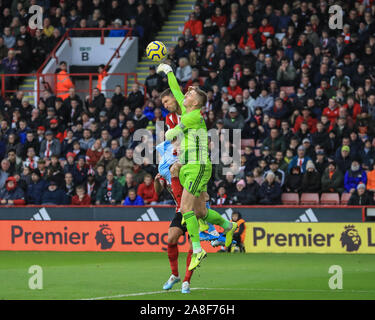 Il 2 novembre 2019, Bramall Lane, Sheffield, Inghilterra; Premier League, Sheffield Regno v Burnley : Dean Henderson (1) di Sheffield Regno punzoni la sfera di credito chiara: Mark Cosgrove/news immagini Foto Stock