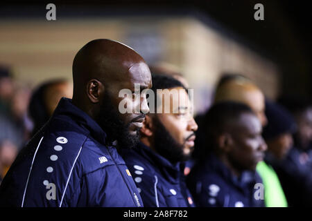 Frazione di Dulwich manager Gavin Rose si distingue per un minuto di silenzio prima del Giorno del Ricordo durante la FA Cup match di primo turno a Champion Hill, Londra. Foto Stock
