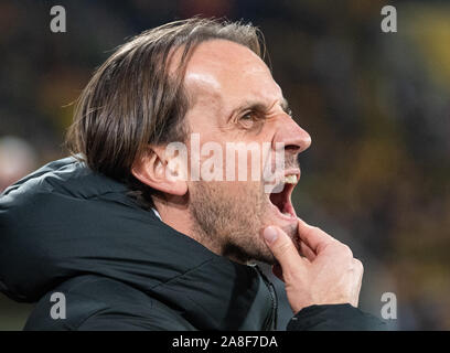 Dresden, Germania. 08 Nov, 2019. Calcio: Seconda Bundesliga, SG Dynamo Dresden - SV Wehen Wiesbaden, XIII GIORNATA in: Stadio Rudolf Harbig. Wiesbaden coach Rüdiger Rehm è sul margine prima che il gioco comincia. Credito: Robert Michael/dpa-Zentralbild/dpa - NOTA IMPORTANTE: In conformità con i requisiti del DFL Deutsche Fußball Liga o la DFB Deutscher Fußball-Bund, è vietato utilizzare o hanno utilizzato fotografie scattate allo stadio e/o la partita in forma di sequenza di immagini e/o video-come sequenze di foto./dpa/Alamy Live News Foto Stock