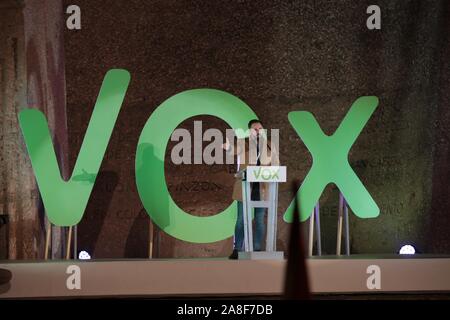 Madrid, Spagna. 08 Nov, 2019. Madrid Spagna; 08/11/2019Santiago Abascal candidato per la presidenza della Spagna da Vox (estrema destra) partito chiude la campagna a Plaza Colón nel centro di Madrid. I sondaggi prevedono che nelle elezioni di domenica prossima si possono ottenere 46 parlamentari e diventare la terza forza politica del Regno di Spagna. Credito: Juan Carlos Rojas | in tutto il mondo di utilizzo/dpa/Alamy Live News Foto Stock