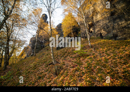 Paesaggio con rocce in montagne di arenaria il Tisa rocce, Tisa pareti (Tiske steny, Tyssaer W nde), Repubblica Ceca Foto Stock