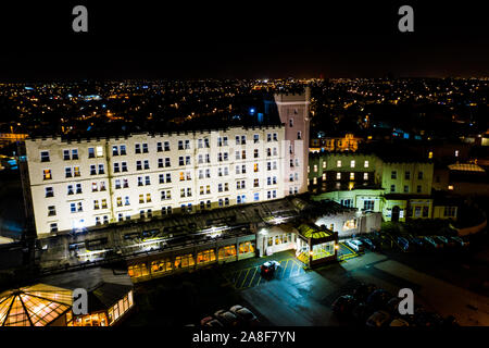 Bellissime vedute aeree di Blackpool durante la notte, compresi Norbreck Castle Hotel si trova sul lungomare e paesaggio Foto Stock