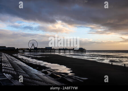 Il veramente spettacolare Pier di Blackpool e la spiaggia dopo una tempesta si trasforma in una calda giornata estiva in Lancashire Regno Unito, una delle più popolari destinazioni turistiche Foto Stock