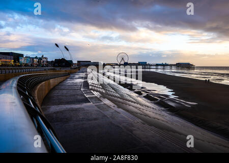 Il veramente spettacolare Pier di Blackpool e dalla spiaggia al tramonto dopo una tempesta si trasforma in una calda giornata estiva in Lancashire, Regno Unito Foto Stock