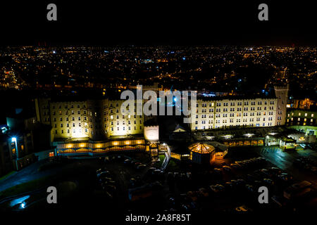 Bellissime vedute aeree di Blackpool durante la notte, compresi Norbreck Castle Hotel si trova sul lungomare e paesaggio Foto Stock