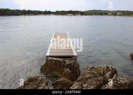 Pier in mare a Pola Croazia Foto Stock