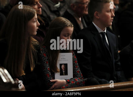 Saoirse O'Byrne (centro), nipote del celebre emittente Gay Byrne detiene un opuscolo di massa durante il suo servizio funebre in St. Mary's Pro-Cathedral a Dublino. Foto Stock