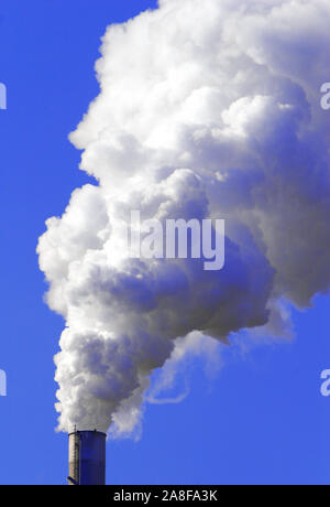 Rauchender Schlot, Kraftwerk, Schadstoffausstoss, Foto Stock