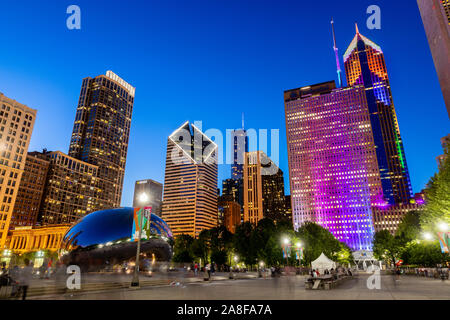 Il Millennium Park è situato nel centro cittadino di Chicago, Grant Park, ed è circondato da grattacieli per fare una bella skyline. Foto Stock