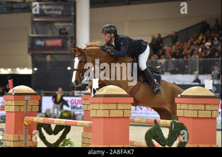 Verona, Italia. 8 Novembre, 2019. jumpng verona 2019 - longines csi5*-w premio n. 2 Categoria a tempo - tab a - h. 150 Svezia von eckermann henrikduring 121Â° Fiera Cavalli di Verona, equitazione internazionale a Verona, Italia, 08 novembre 2019 - LPS/Giancarlo Dalla Riva Credito: Giancarlo dalla Riva/LP/ZUMA filo/Alamy Live News Foto Stock