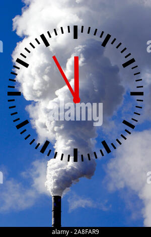 Rauchender Schlot, Kraftwerk, Schornstein, Klimawandel, Uhr zeigt 5 VOR 12, Schadstoffausstoss, Umweltverschmutzung, Foto Stock