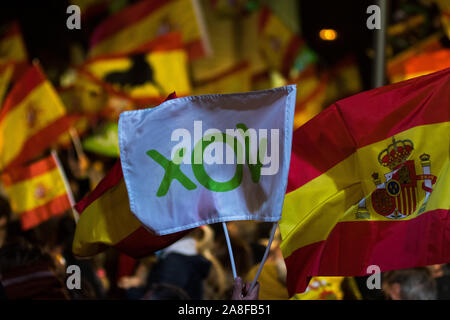 Madrid, Spagna, 8 novembre, 2019. Estrema destra partito sostenitori VOX sventolando bandiere durante l atto di chiusura della campagna elettorale. Gli spagnoli sono chiamati alle urne per le elezioni generali che si terranno il 10 novembre. Credito: Marcos del Mazo/Alamy Live News Foto Stock