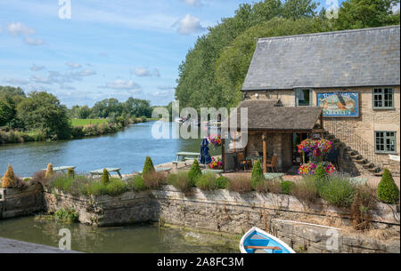 Il Riverside Inn sul Fiume Tamigi a Lechlade, Gloucestershire, Regno Unito Foto Stock