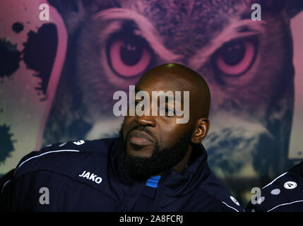 Frazione di Dulwich manager Gavin Rose durante la FA Cup match di primo turno a Champion Hill, Londra. Foto Stock