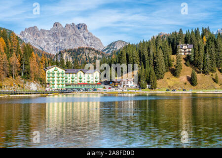 Idilliaco paesaggio autunnale presso il Lago di Misurina, Auronzo di Cadore, Veneto, Italia. Foto Stock