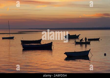 Barche nella baia al tramonto, Puerto Real, la provincia di Cadiz Cadice, regione dell'Andalusia, Spagna, Europa. Foto Stock