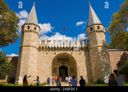 Istanbul, Turchia - 6 settembre 2019. I turisti al di fuori del cancello di saluto nel palazzo Topkapi, Istanbul, Turchia. Conosciuta anche come la porta centrale Foto Stock