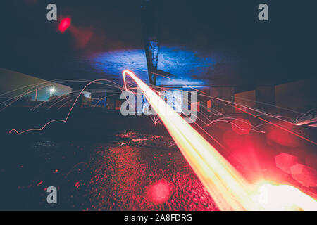 La masterizzazione di lana di acciaio la filatura. Docce di incandescente di scintille di filatura della lana di acciaio Foto Stock
