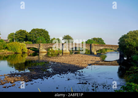 Il lato nord del ponte sul fiume Cree a Newton Stewart, Wigtownshire, Dumfries and Galloway, guardando verso il villaggio di Minnigaff. Foto Stock