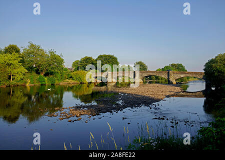 Il lato nord del ponte sul fiume Cree a Newton Stewart, Wigtownshire, Dumfries and Galloway, guardando verso il villaggio di Minnigaff. Foto Stock