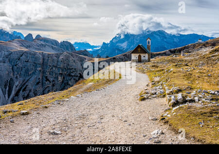 La piccola chiesa "Cappella degli Alpini", lungo il percorso per le Tre Cime di Lavaredo picchi in Veneto, Italia. Foto Stock
