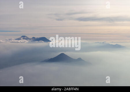 Vista aerea di diversi vulcani sull isola di Giava. La nebbia si aggiunge ad un aspetto mistico di queste belle addormentate. Foto Stock