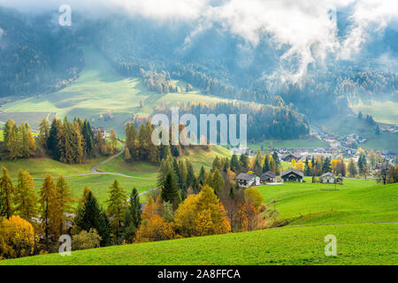 Panorama autunnale a Santa Magdalena villaggio nella famosa Val di Funes. Trentino Alto Adige, Italia. Foto Stock