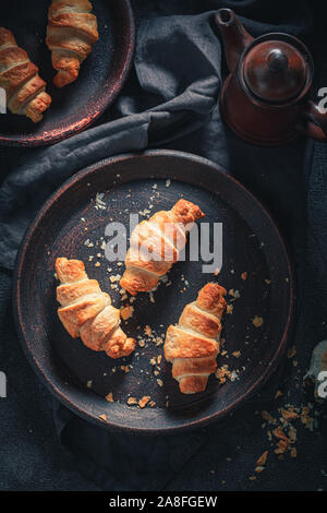 Cornetti caldi fatti di pasta sfoglia e cioccolato Foto Stock