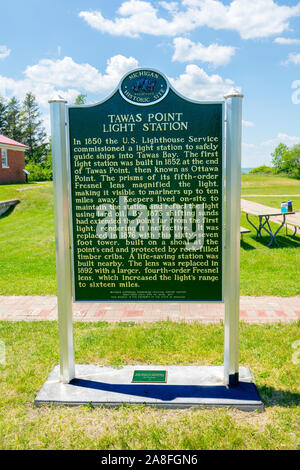 East Tawas Tawas faro luce Point si trova a il tawas Point State Park off Tawas Bay nel Lago Huron in Baldwin Township nel Michigan del Nord. Foto Stock