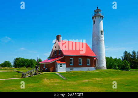 East Tawas Tawas faro luce Point si trova a il tawas Point State Park off Tawas Bay nel Lago Huron in Baldwin Township nel Michigan del Nord. Foto Stock