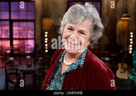 Colonia, Germania. 08 Nov, 2019. L'attrice Margie Kinsky sorge in uno studio di registrazione dopo la registrazione della WDR talk show 'Kölner Treff". Credito: Henning Kaiser/dpa/Alamy Live News Foto Stock