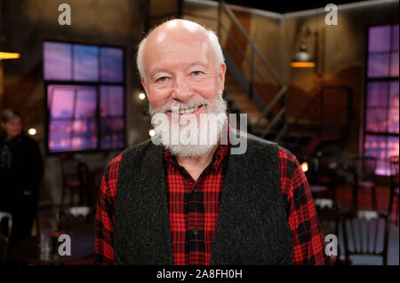 Colonia, Germania. 08 Nov, 2019. L'attore Bill Mockridge sorge in uno studio di registrazione dopo la registrazione della WDR talk show 'Kölner Treff". Credito: Henning Kaiser/dpa/Alamy Live News Foto Stock