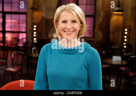 Colonia, Germania. 08 Nov, 2019. Presenter Susan Link è in studio di registrazione dopo la registrazione della WDR talk show 'Kölner Treff". Credito: Henning Kaiser/dpa/Alamy Live News Foto Stock