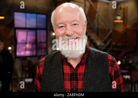 Colonia, Germania. 08 Nov, 2019. L'attore Bill Mockridge sorge in uno studio di registrazione dopo la registrazione della WDR talk show 'Kölner Treff". Credito: Henning Kaiser/dpa/Alamy Live News Foto Stock