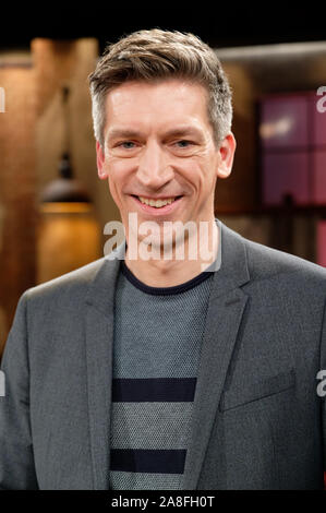 Colonia, Germania. 08 Nov, 2019. Il presentatore Steffen Halaschka sorge in uno studio di registrazione dopo la registrazione della WDR talk show 'Kölner Treff". Credito: Henning Kaiser/dpa/Alamy Live News Foto Stock