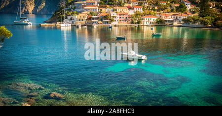 Bellissimo paesaggio con bay e gli edifici colorati sullo sfondo della città di Asos , Grecia Kefalonia. Meravigliosi luoghi eccitanti. Panorama. Foto Stock