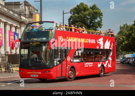 Cardiff, Galles, UK. Cardiff gita hop-on hop-off tour bus Foto Stock