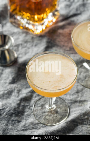 In Casa Limone Brandy Daisy Cocktail con acqua di soda Foto Stock
