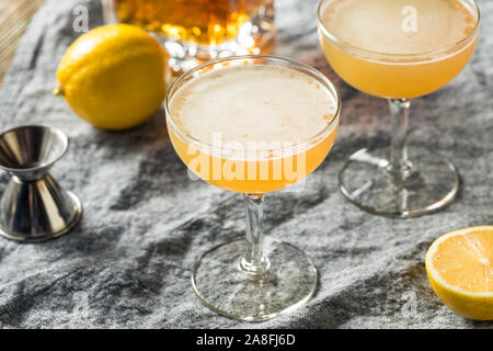 In Casa Limone Brandy Daisy Cocktail con acqua di soda Foto Stock