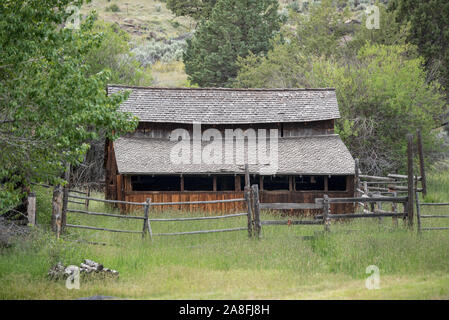 Il vecchio fienile sullo storico Fred Riddle Ranch in Oregon orientale. Foto Stock