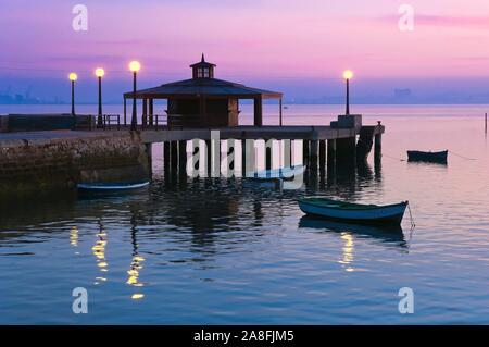 Pier al crepuscolo, Puerto Real, la provincia di Cadiz Cadice, regione dell'Andalusia, Spagna, Europa. Foto Stock