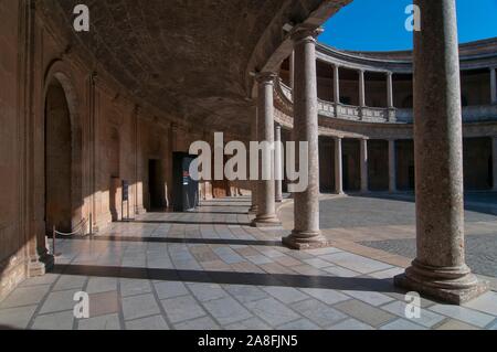 Palazzo di Carlo V -16secolo, cortile, l'Alhambra di Granada, regione dell'Andalusia, Spagna, Europa. Foto Stock