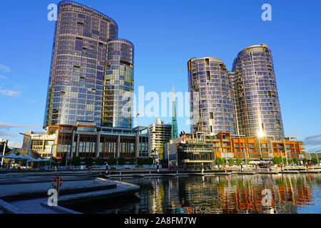 PERTH, AUSTRALIA -1 LUG 2019- Vista del Ritz Carlton di Perth, un nuovo hotel di lusso situato in un grattacielo in vetro su Elizabeth Quay affacciato sul fiume Swan in Foto Stock