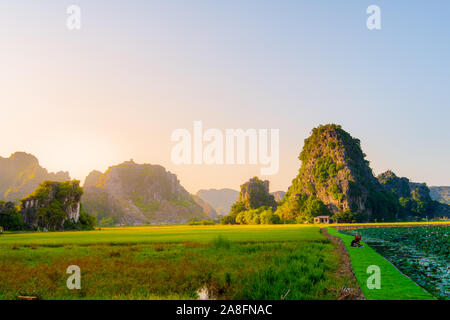 Bellissimo tramonto precoce come turisti accorrono per appendere Mua per scattare foto intorno al lilypads contro il bellissimo paesaggio Foto Stock