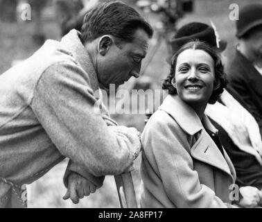 BUSTER KEATON e LUPITA TOVAR sul set candida riprese presso la Sala Worton Studios Isleworth l'invasore aka una vecchia usanza spagnola 1935 direttore Adrian Brunel produttori Harold Richman e Sam Spiegel britannico e continentale / Metro Goldwyn Mayer Foto Stock