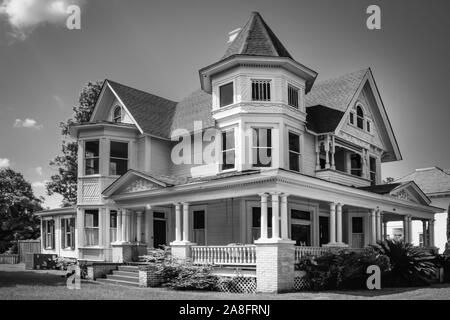 Un imponente stile Queen Anne Victorian House, costruita nel 1890, ora una ditta di legge, in Hattiesburg MS, STATI UNITI D'AMERICA, in bianco e nero e whtie Foto Stock