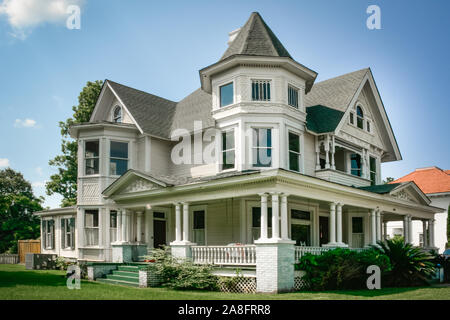 Un imponente stile Queen Anne Victorian House, costruita nel 1890, ora una ditta di legge, in Hattiesburg MS, STATI UNITI D'AMERICA Foto Stock