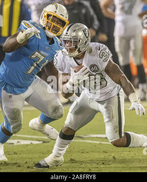 Oakland, la California, Stati Uniti d'America. 7 Nov, 2019. Oakland Raiders running back DeAndre Washington (33) Giovedì, 7 novembre 2019, a Oakland-Alameda County Coliseum a Oakland, in California. I raider hanno sconfitto la caricabatterie 26-24. Credito: Al di Golub/ZUMA filo/Alamy Live News Foto Stock